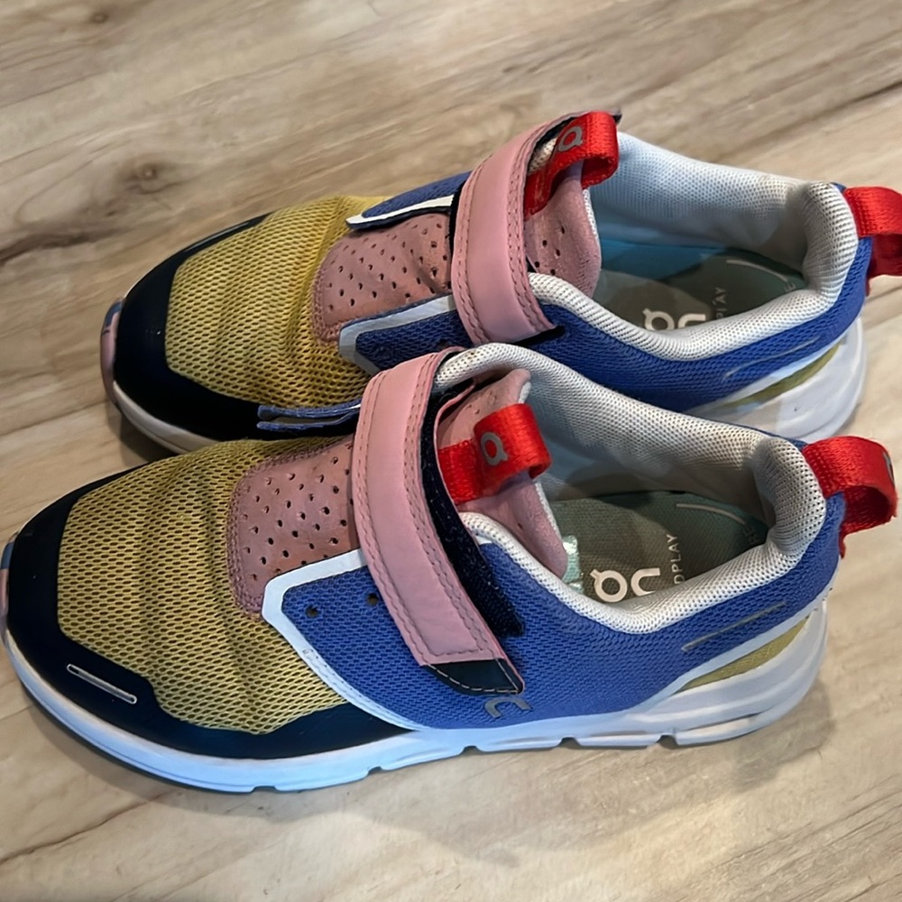 On cloud girls athletic shoes. Size 13. Great condition!